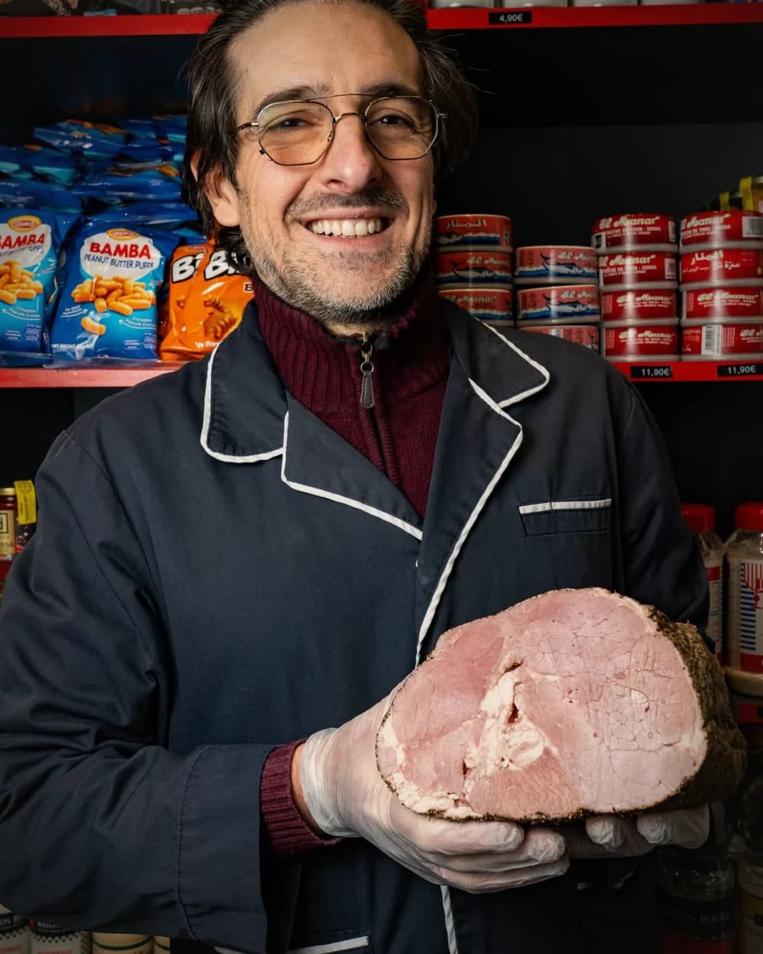 Nicolas Panzer dans sa boutique, tenant une pièce de veau