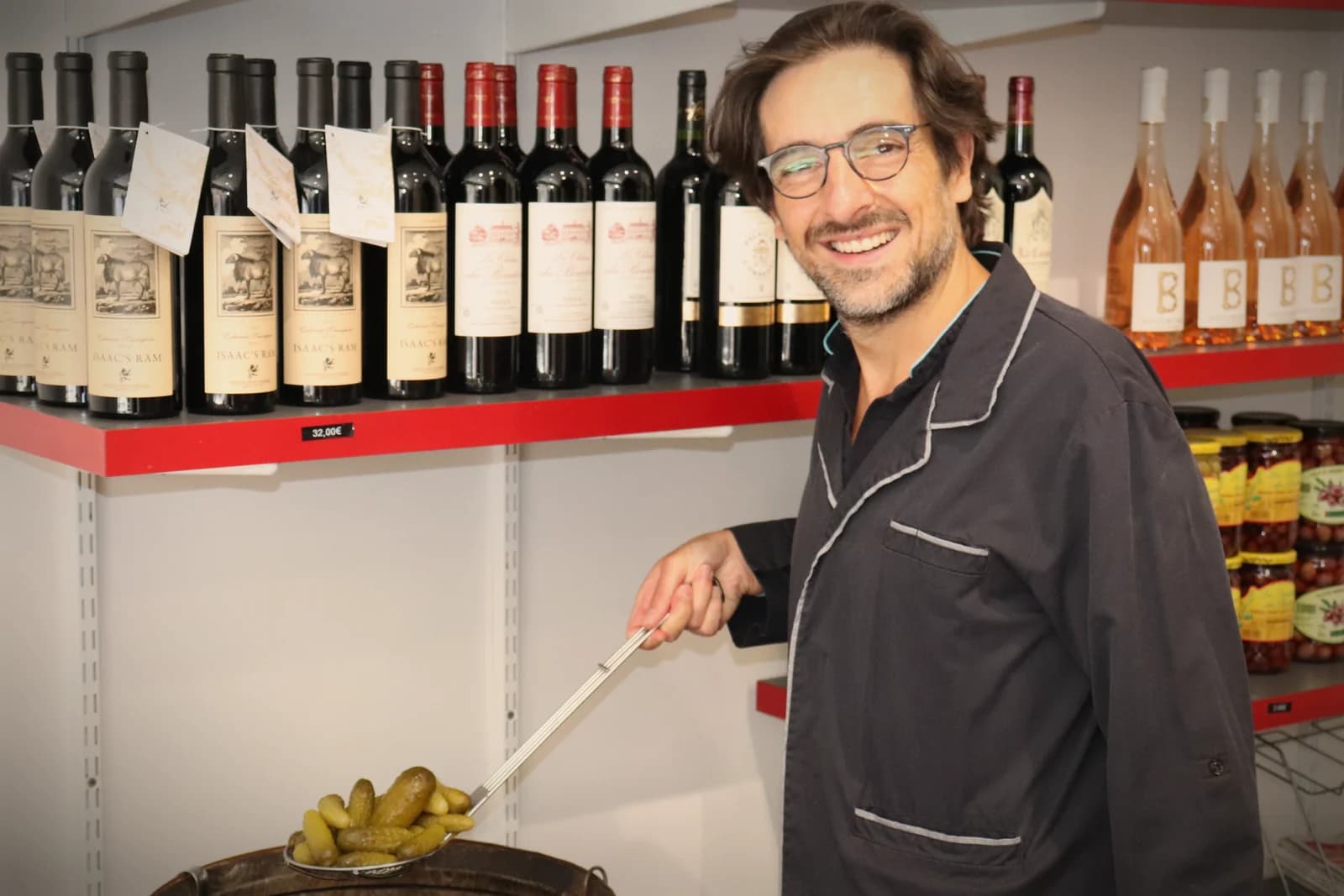 Nicolas Panzer puisant des cornichons malossols au tonneau, dans sa boutique