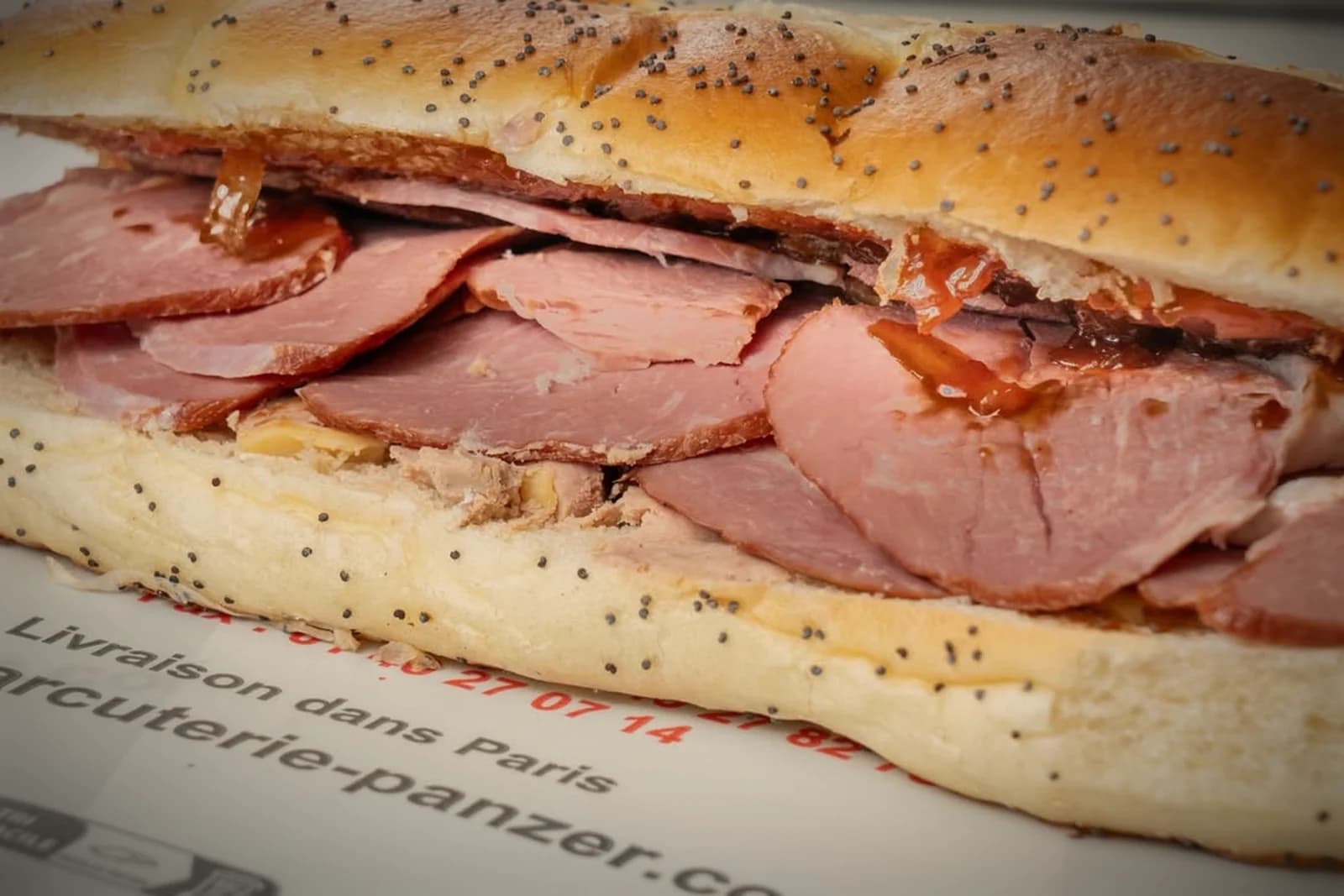 Sandwich au pastrami de la charcuterie Panzer, sur le papier de la maison
