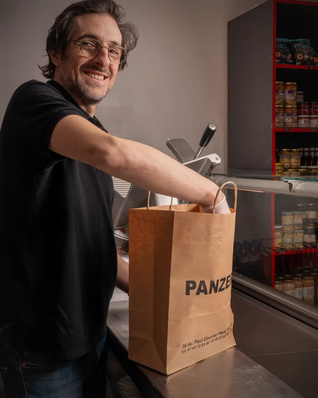 Commande préparée dans un sac de la charcuterie Panzer, au comptoir de la boutique